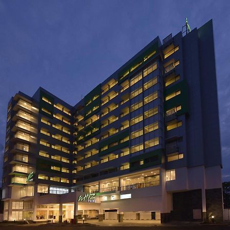 Whiz Prime Hotel Megamas Manado Exterior foto