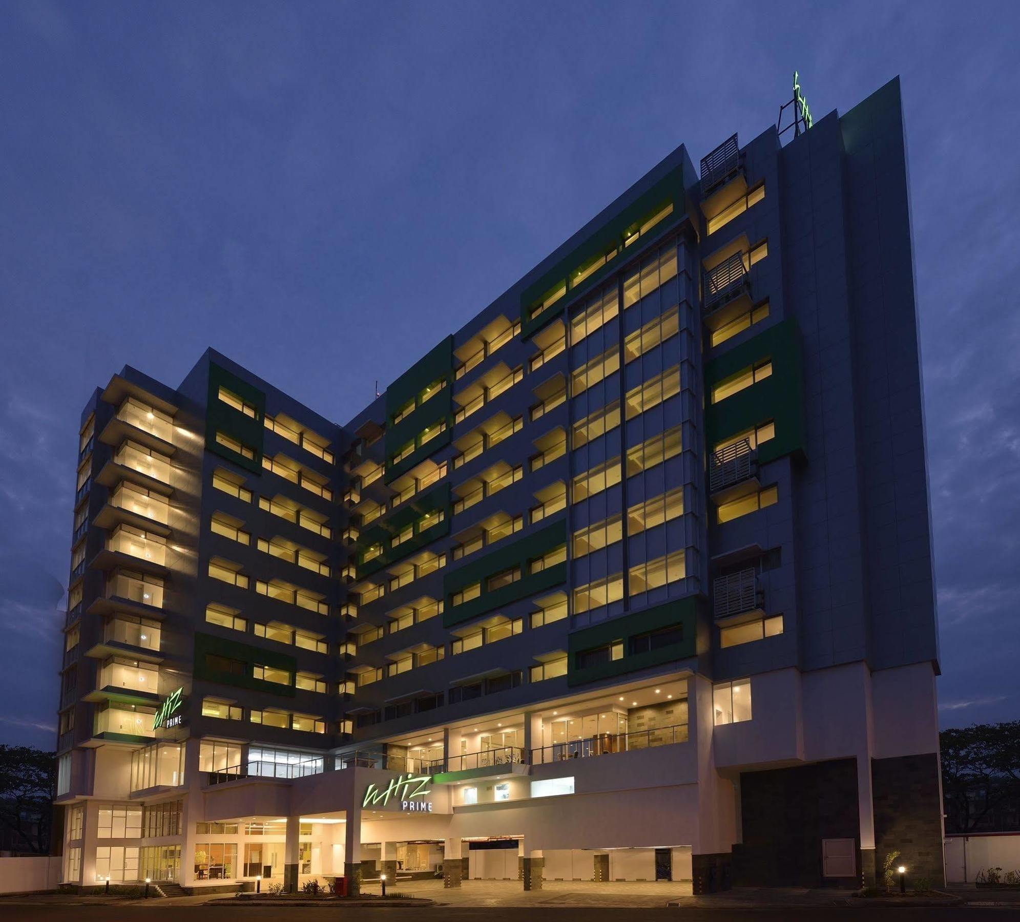 Whiz Prime Hotel Megamas Manado Exterior foto