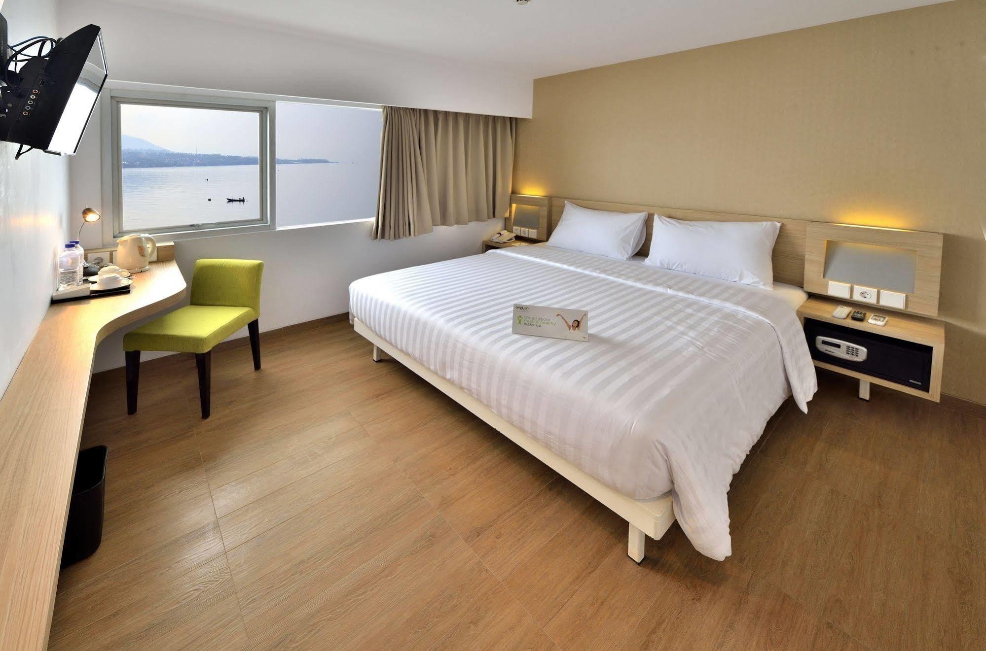 Whiz Prime Hotel Megamas Manado Exterior foto
