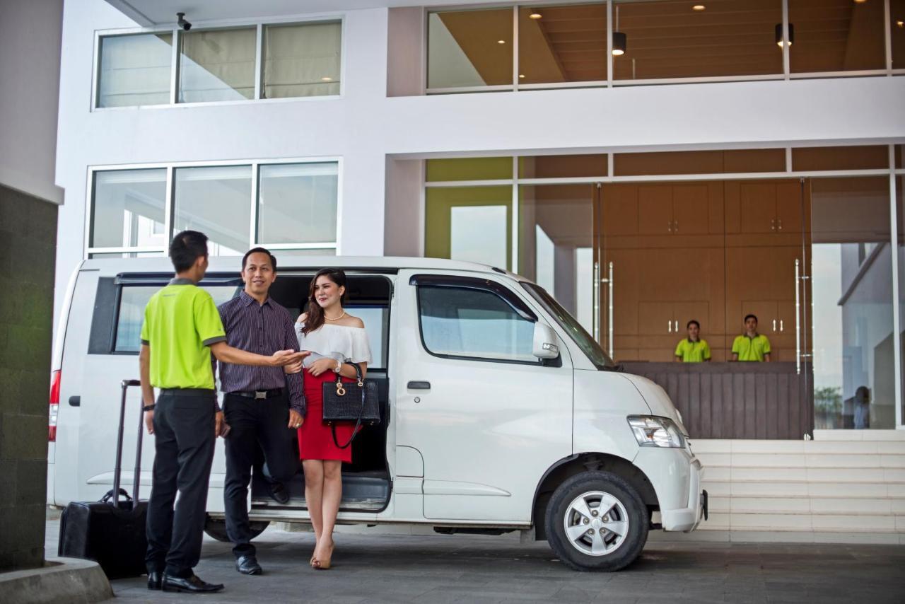 Whiz Prime Hotel Megamas Manado Exterior foto