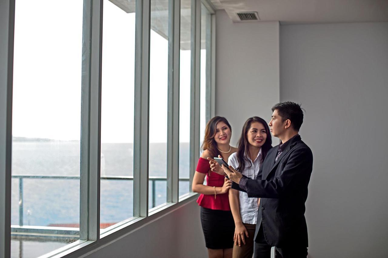 Whiz Prime Hotel Megamas Manado Exterior foto